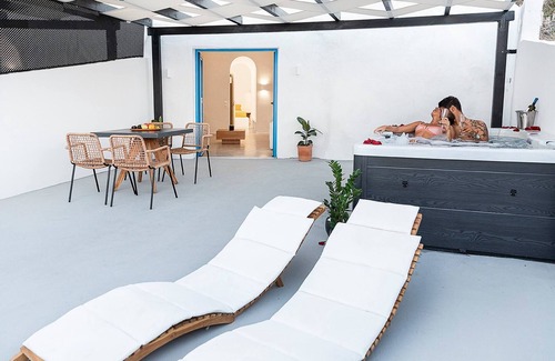 Fira Apartamento | Suite Indoor Jacuzzi and Outdoor Jacuzzi