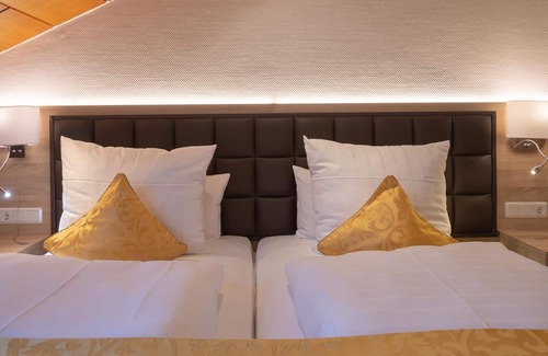 Kaiserslautern Hotel | Suite con cama extragrande, baño con ducha y aseo - Hotel-Restaurant Barbarossahof