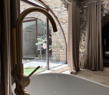 Anduze Apartamento | Suite l'Écrin Caché avec billard et baignoire îlot