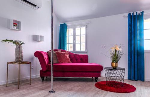 Pezarches Apartamento | Suite L'echappee - Maison romantique - SPA & Sauna Privatif- Pole Dance - Lit rond avec miroir au plafond
