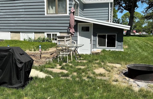 Arnolds Park Apartamento | Suite Location, walk to all the venues Okoboji area has to offer..
