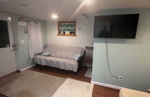 Arnolds Park Apartamento | Suite Location, walk to all the venues Okoboji area has to offer..