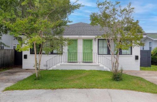 West Ashley Casa | Suite Magnolia Hot Tub & Pet Friendly Mins 2 Dwtn