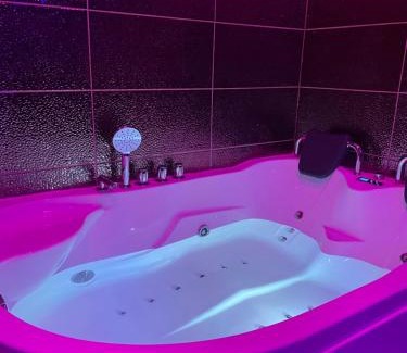 Ostviertel Apartamento | Suite mit Whirlpool, Sauna, Pole Dance und mehr