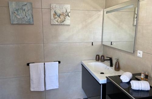 La Garde Casa | Suite MOOREA dans villa avec piscine au calme, proche plages