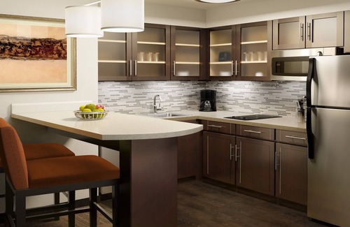 Rossford Condominio | Suite Near Downtown Toledo | Shared Indoor Pool + Free Breakfast!