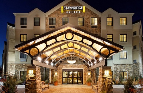Rossford Condominio | Suite Near Downtown Toledo | Shared Indoor Pool + Free Breakfast!