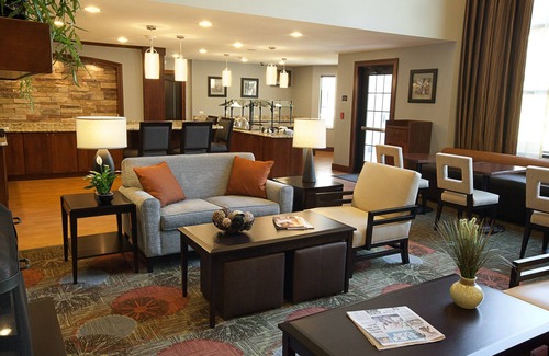 Rossford Condominio | Suite Near Downtown Toledo | Shared Indoor Pool + Free Breakfast!