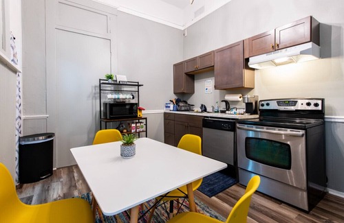 Smoketown Jackson Cabina | Suite near downtown Louisville, KY · Suite V