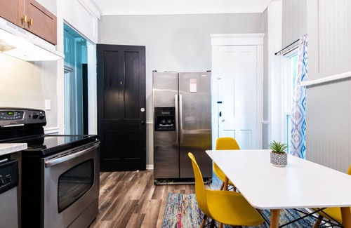 Smoketown Jackson Cabina | Suite near downtown Louisville, KY · Suite V