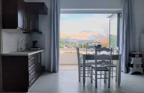 Geropotamos Apartamento | Suite de habitaciones luminosas con vista panorámica a la montaña.