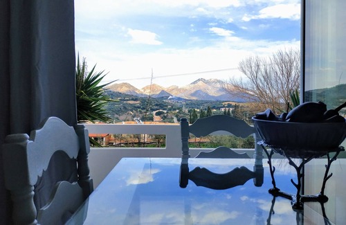 Geropotamos Apartamento | Suite de habitaciones luminosas con vista panorámica a la montaña.