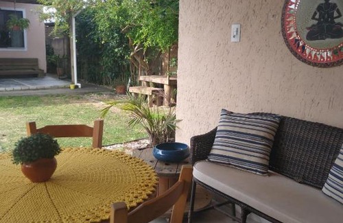 Rio Vermelho Norte Casa | Suite para casal com espaço gourmet, entre mar e lagoa.