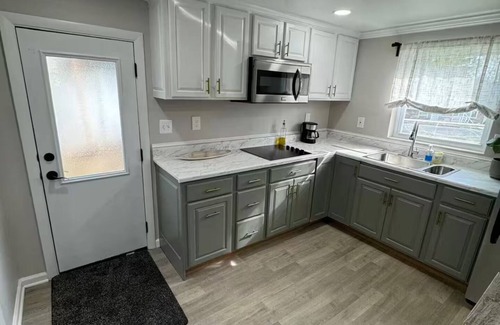 Woodbridge Casa | Suite privada apta para mascotas con cocina y patio.