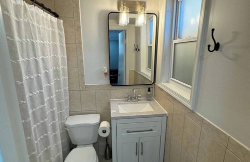 Woodbridge Casa | Suite privada apta para mascotas con cocina y patio.
