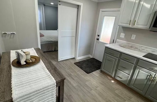 Woodbridge Casa | Suite privada apta para mascotas con cocina y patio.