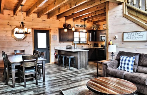 Pigeon Forge Complejo | Suite Retreat is a grand four-bedroom cabin located in Bear Cove Falls.