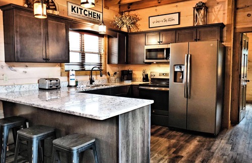Pigeon Forge Complejo | Suite Retreat is a grand four-bedroom cabin located in Bear Cove Falls.