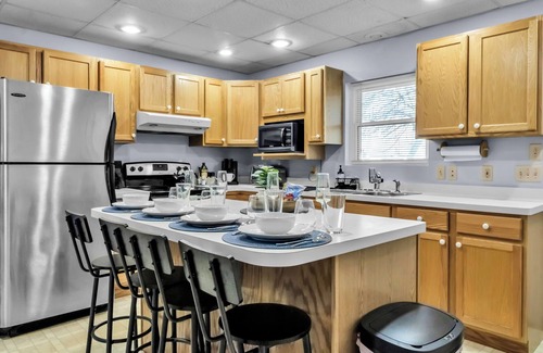 Akron Apartamento | Suite Retreat: quiet comfort on walkable village lane