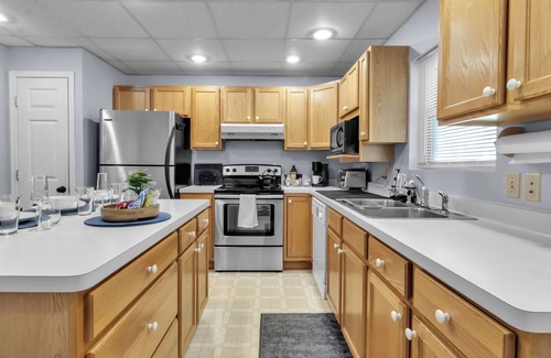 Akron Apartamento | Suite Retreat: quiet comfort on walkable village lane