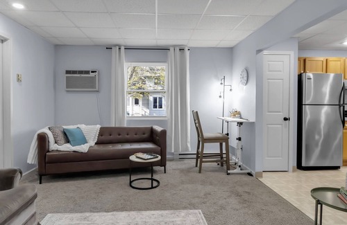 Akron Apartamento | Suite Retreat: quiet comfort on walkable village lane