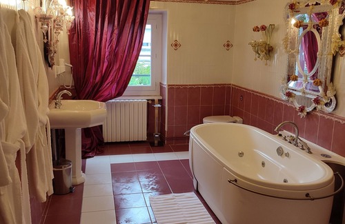 Centre Ville d'Ales Cama Y Desayuno | Suite Romantique Balneo