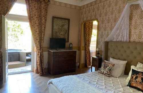 Saint-Barthelemy-de-Vals Cama Y Desayuno | Suite romantique d'Isoarde des Baux - Château de Rochetaillée