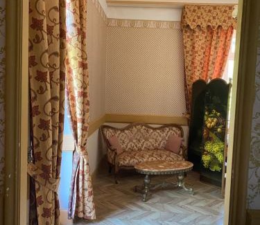 Saint-Barthelemy-de-Vals Cama Y Desayuno | Suite romantique d'Isoarde des Baux - Château de Rochetaillée