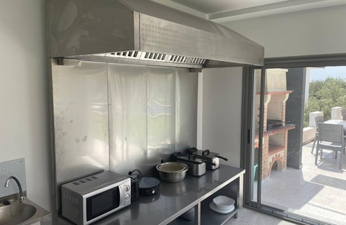 Yasmine Villa | Suite S + 3 en la planta baja, nueva y amueblada con terraza y piscina privada.