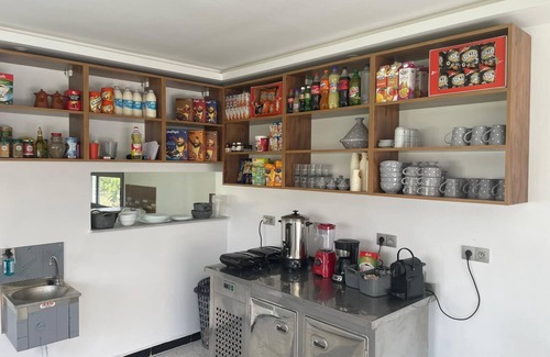 Yasmine Villa | Suite S + 3 en la planta baja, nueva y amueblada con terraza y piscina privada.
