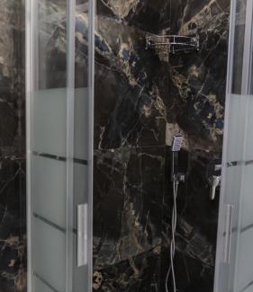 Trivolzio Apartamento | Suite Sarenji