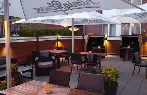 Center Casa | Suite, shower or bath, WC - Hotel Stadt Aurich