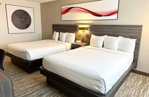 Cedar Rapids - Iowa City Casa | Suite w/ 2 beds & private bath