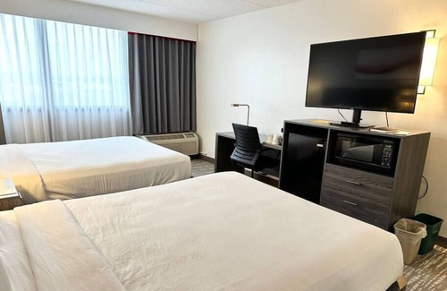 Cedar Rapids - Iowa City Casa | Suite w/ 2 beds & private bath