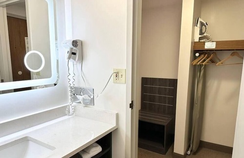 Cedar Rapids - Iowa City Casa | Suite w/ 2 beds & private bath