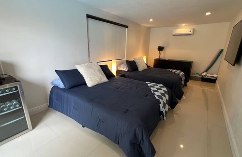 Ludlam Cama Y Desayuno | Suite with 2 queen beds, bathroom! Totally private!