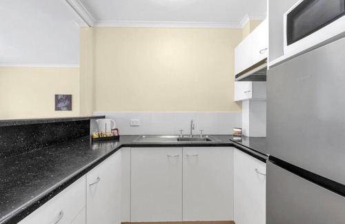 Mount Ommaney Hotel | Suite with Kitchen, WiFi & Easy Access to Motorway