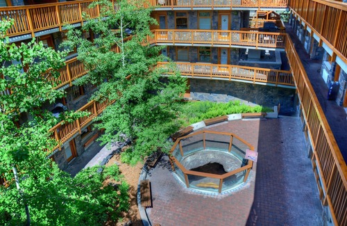 Banff Condominio | Suite with Mountain View | Grotto Style Hot Pool!
