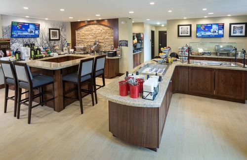 West Omaha Condominio | Suite with Pool | Business Essentials