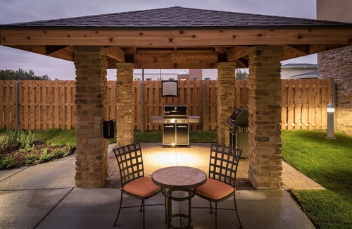 West Omaha Condominio | Suite with Pool | Business Essentials