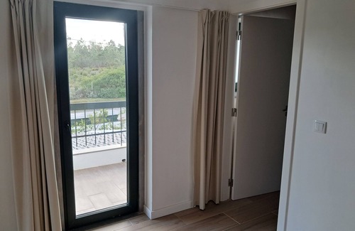Castelo Apartamento | Suite with private bathroom, living room and balcony overlooking Serra da Arrábida at Casa das Vinhas
