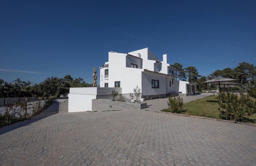 Castelo Apartamento | Suite with private bathroom, living room and balcony overlooking Serra da Arrábida at Casa das Vinhas