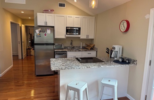 West Hyattsville Apartamento | Suite44 - Large Sunny 1-BR Suite w/ Backyard+Patio