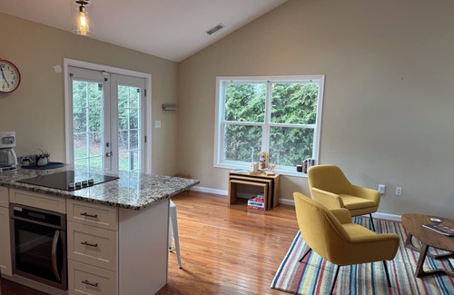 West Hyattsville Apartamento | Suite44 - Large Sunny 1-BR Suite w/ Backyard+Patio