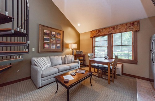 Thayerville Apartamento | Suites at Silver Tree A314: Studio and Loft Suite with Free WIFI and Fireplace!