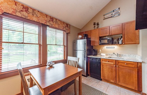 Thayerville Apartamento | Suites at Silver Tree A314: Studio and Loft Suite with Free WIFI and Fireplace!