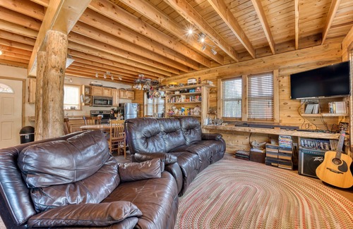 Sula Casa | Sula Mountain Retreat with Hot Tub and Fun-filled Shop