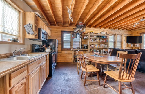 Sula Casa | Sula Mountain Retreat with Hot Tub and Fun-filled Shop