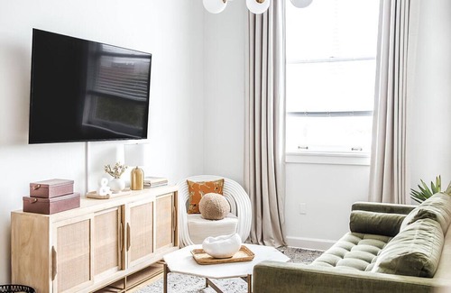 Downtown Charleston Apartamento | Sullivan's Suite at 360 King
