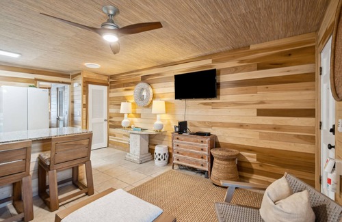 Sullivan's Island Condominio | Sullivan’s Beach Getaway on Island's Main St